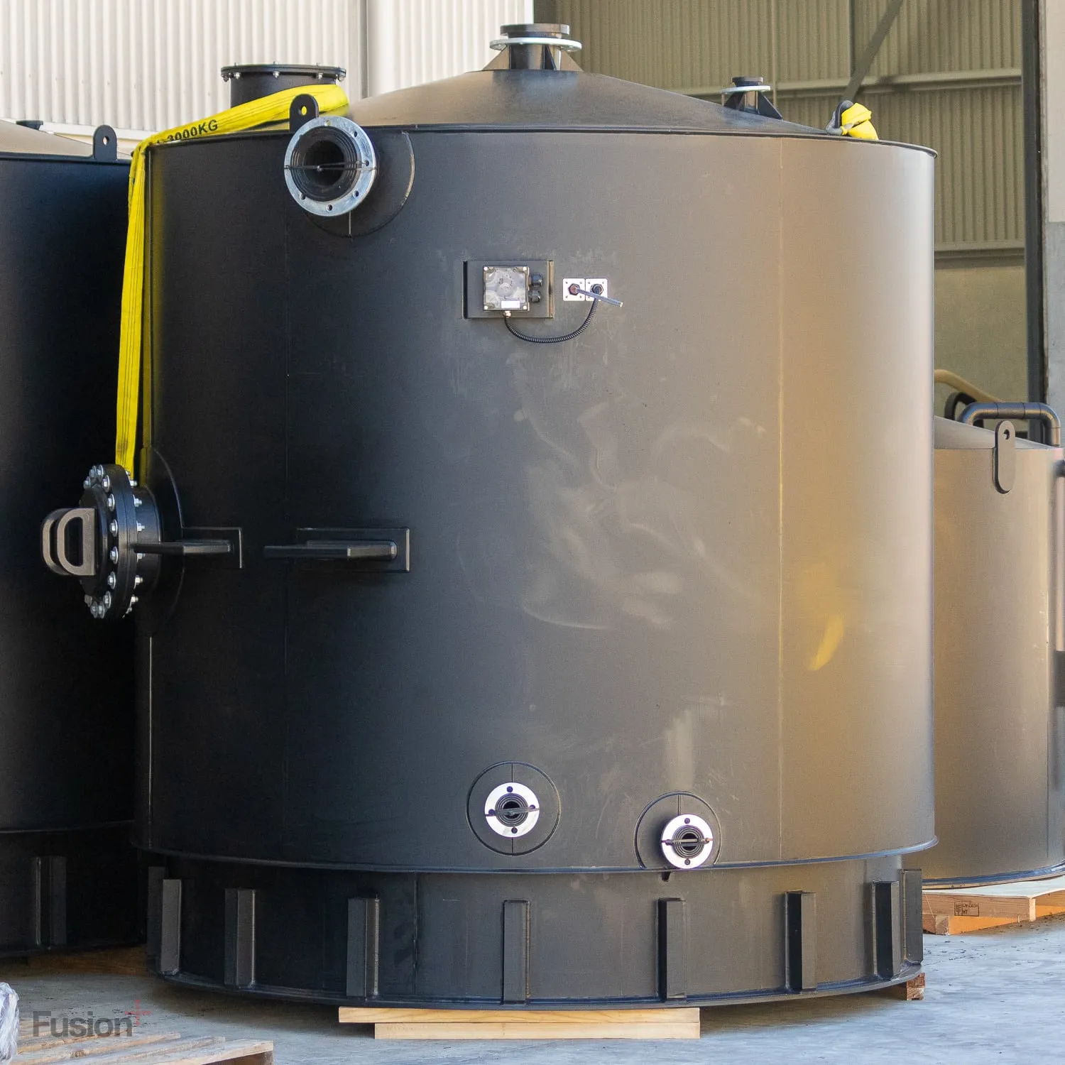 Insulated dual skin HDPE tank with internal heat tracer elements