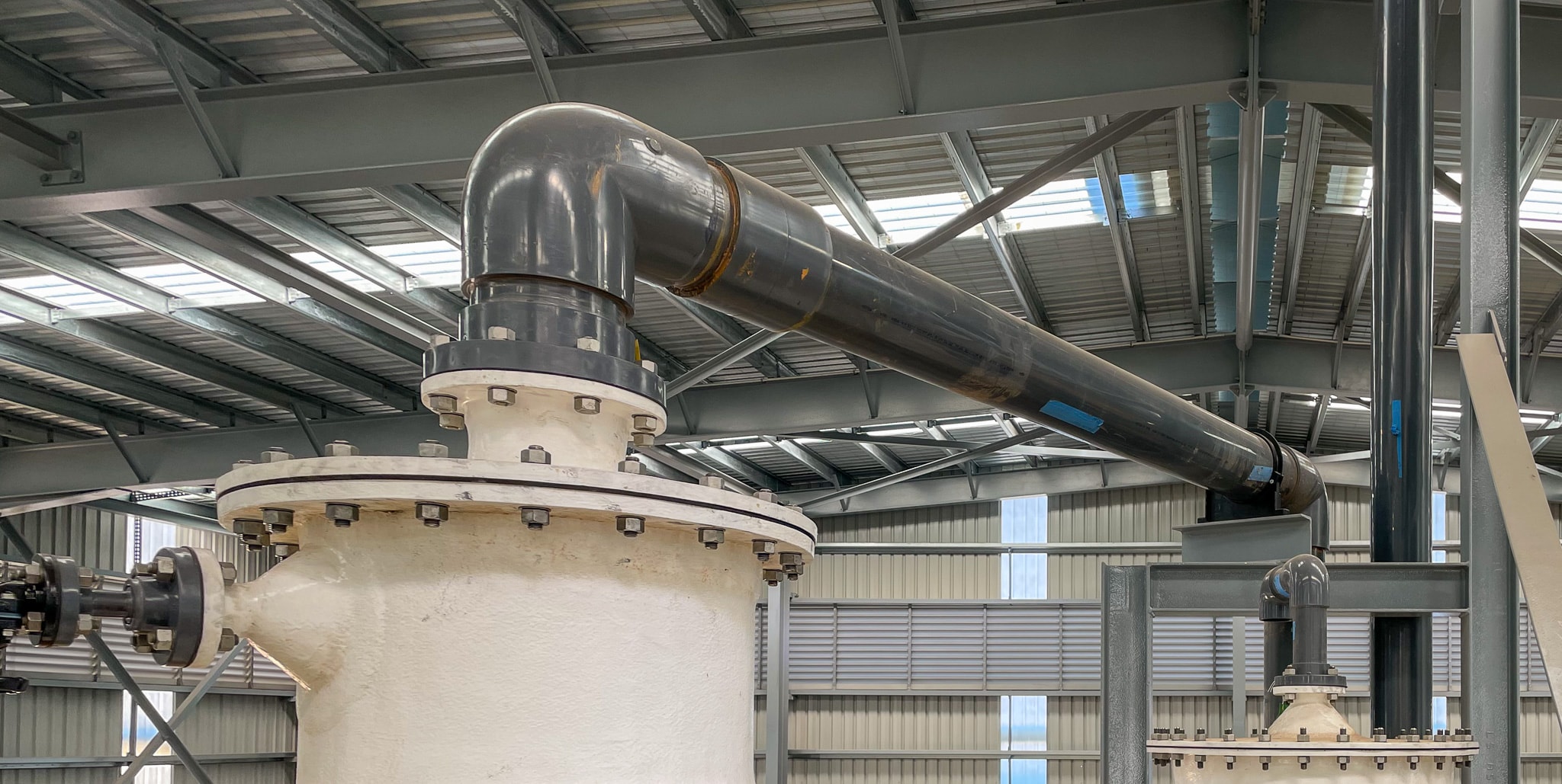 Large bore tank inlet pipework
